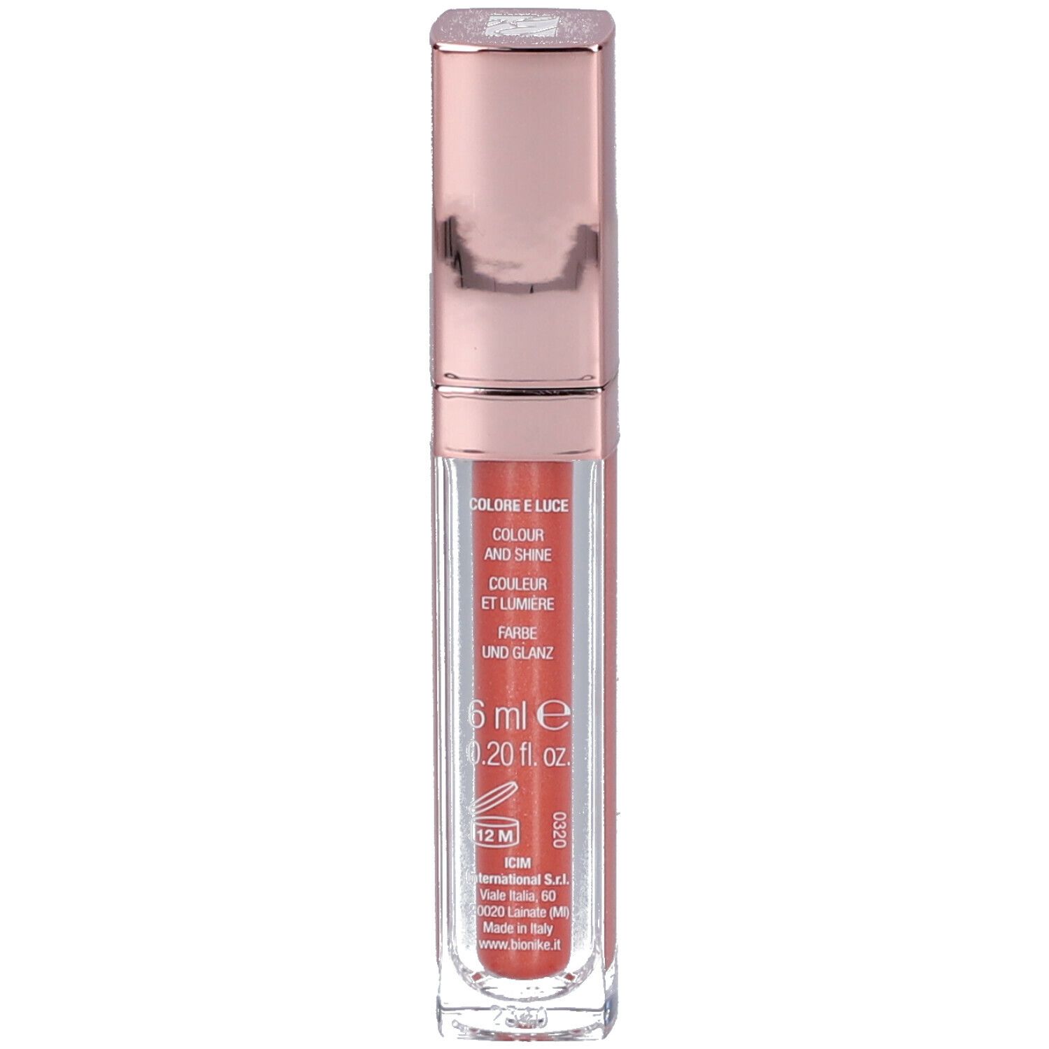 Korallenfarbener Lipgloss in einer transparenten Hülse. Aufgedruckt: Farbe und Glanz, 6 ml, 0,20 fl. oz.
