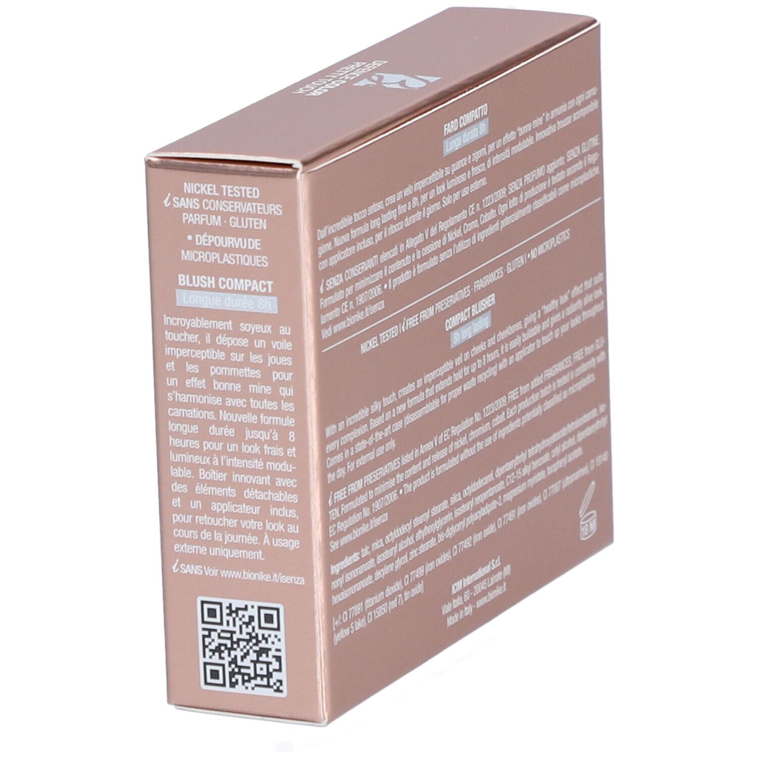 Kompakt-Rouge-Verpackung. Rosa-goldene Schachtel mit Text und QR-Code. Text: Nickel getestet, ohne Konservierungsstoffe, Parfum, Gluten.