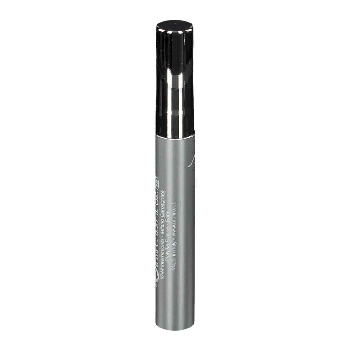 Tube de mascara argenté avec bouchon noir. Texte: Made in Italy. Adresse du fabricant.