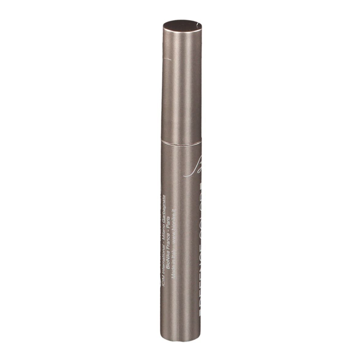 Silberfarbene Mascara-Tube. Schriftzug: Defence Color WP Volume Mascara. Herstelleradresse.
