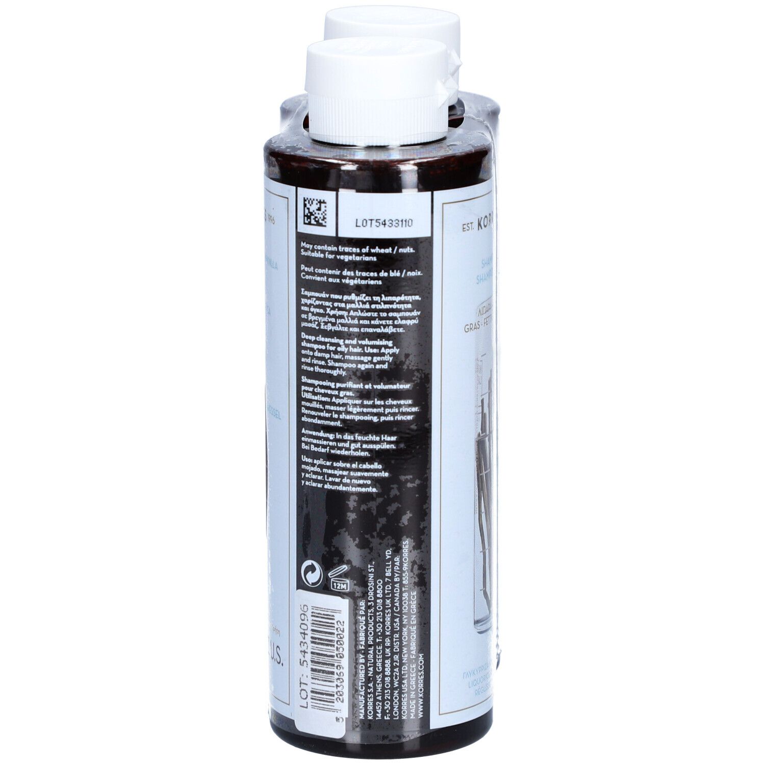 Zwei Shampoo-Flaschen, Rückansicht. Etikett mit Text und QR-Code. Weiße Kappen. Braune Flüssigkeit. Schwarzer Hintergrund.
