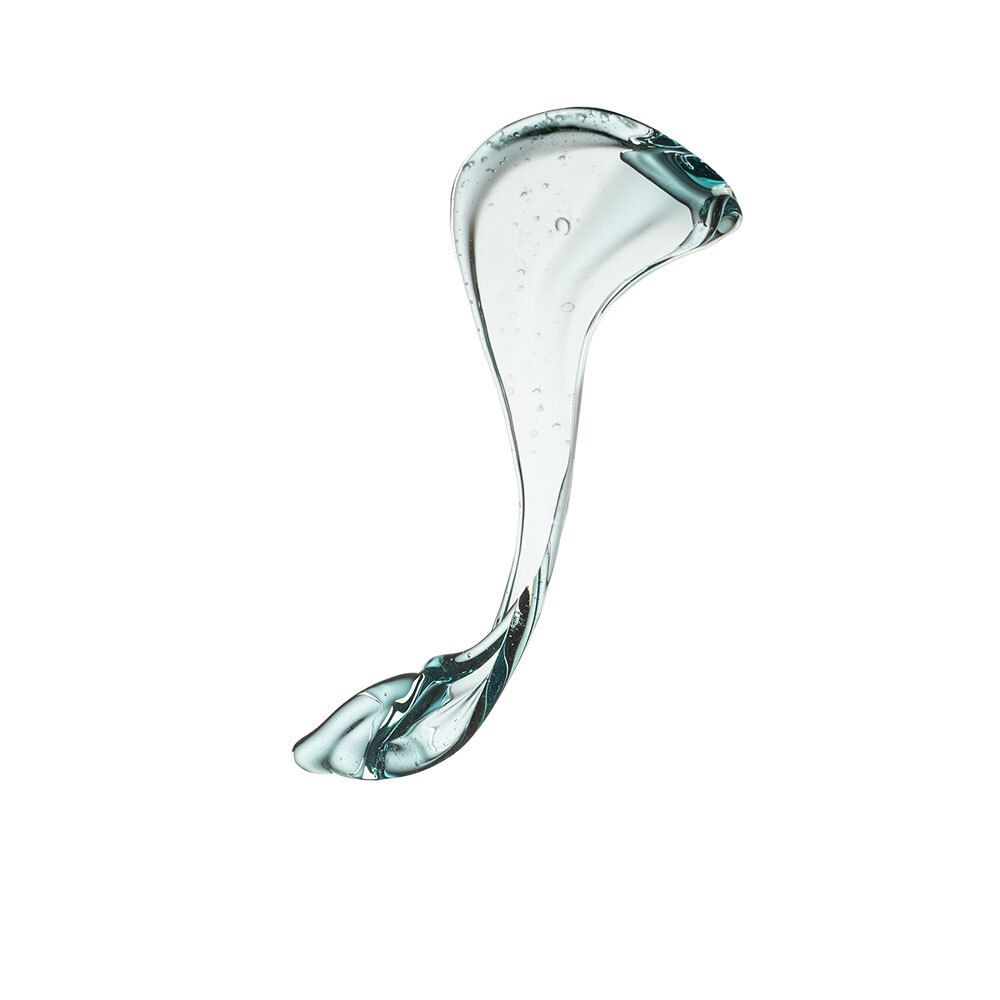 Éclaboussure de gel bleu-vert. Forme ondulée. Sur fond blanc. Bulles visibles.
