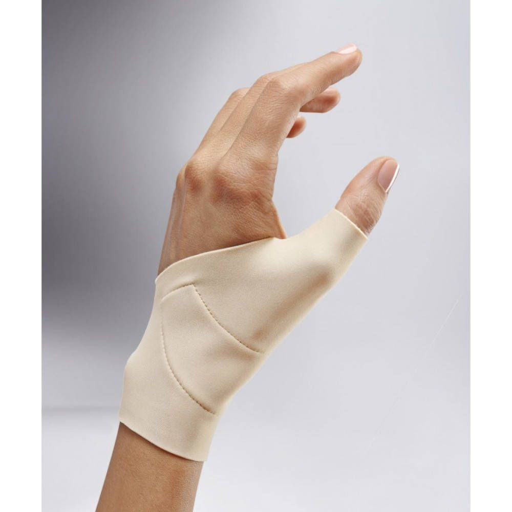 Beige Daumenbandage am Handmodell. Zeigt die Form und den Sitz der Bandage am Daumen und Handgelenk. Neutraler Hintergrund.