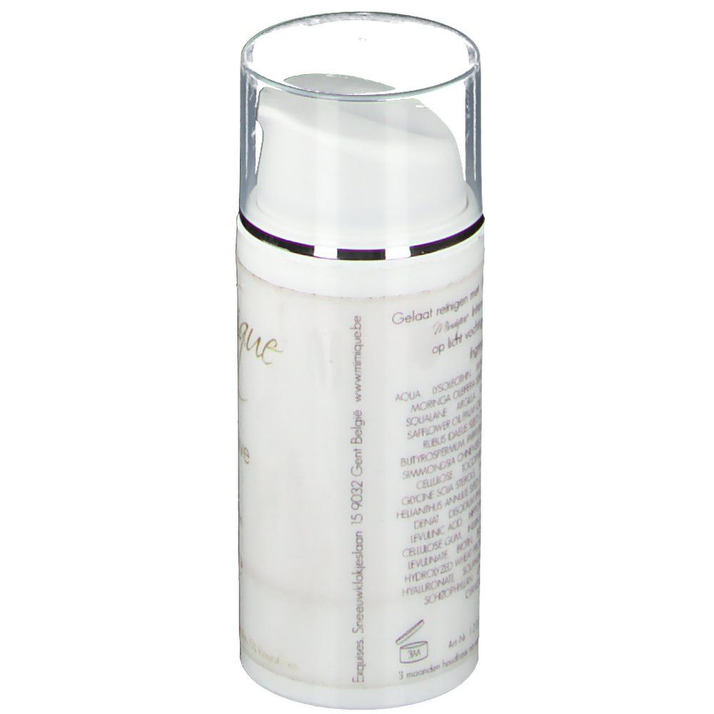Witte fles met pomp. Opschrift met ingrediënten en fabrikantgegevens. 30 ml.