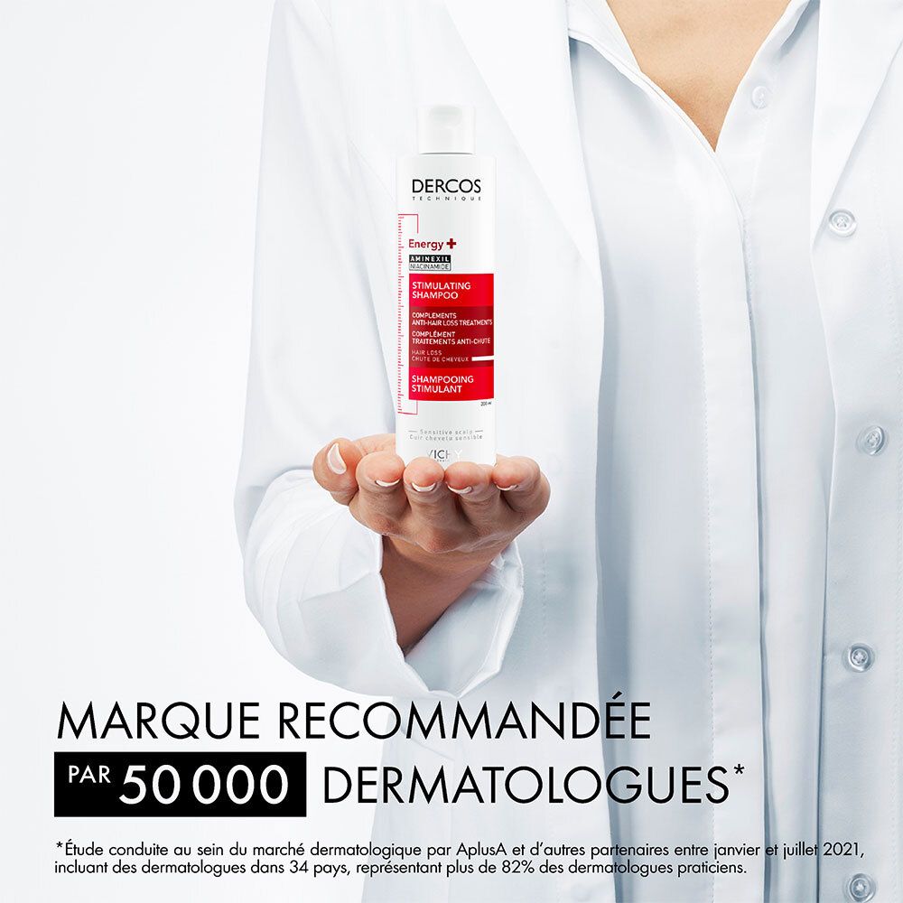 Persoon houdt een fles vast. Tekst: Merk aanbevolen door 50.000 dermatologen.