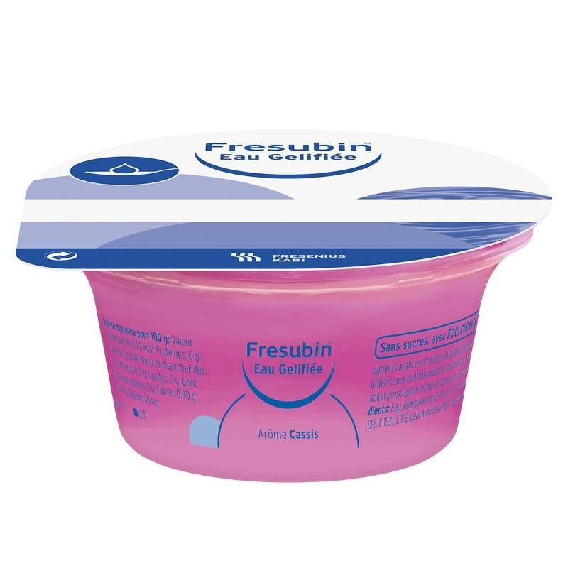 Roze beker Fresubin Gelwater. Deksel met blauwe lijn en tekst. Smaak Cassis.