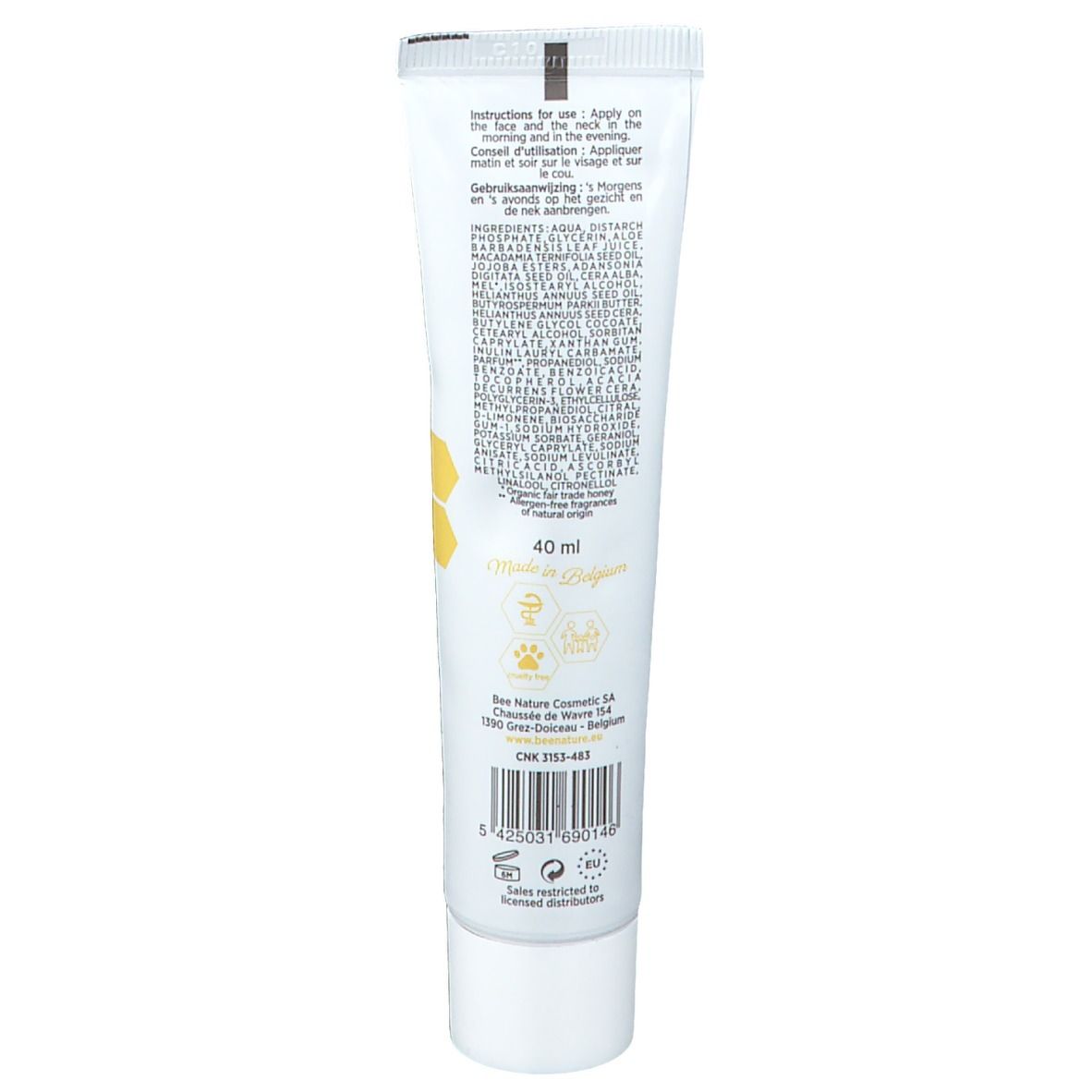 Tube de crème visage blanc avec nom et logo du produit. Contient du texte en allemand, anglais, français et néerlandais. Testé dermatologiquement.