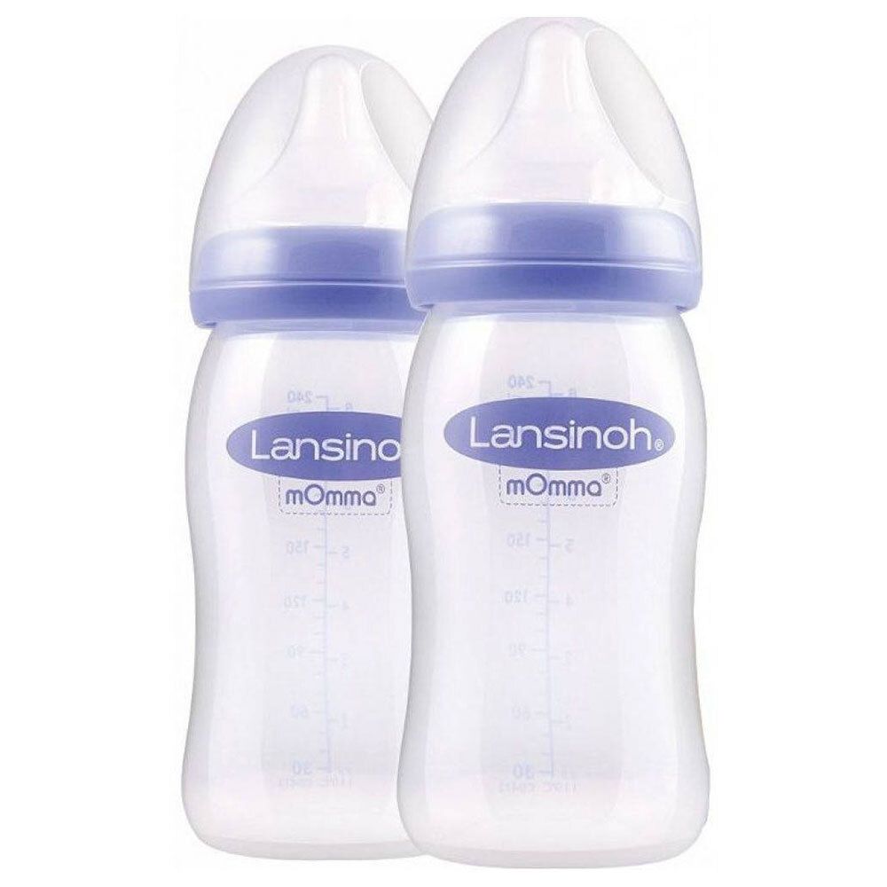 Zwei Lansinoh-Flaschen mit NaturalWave-Saugern. Flaschen mit Messskala. Lila Deckel. Text: Lansinoh, mOmma.