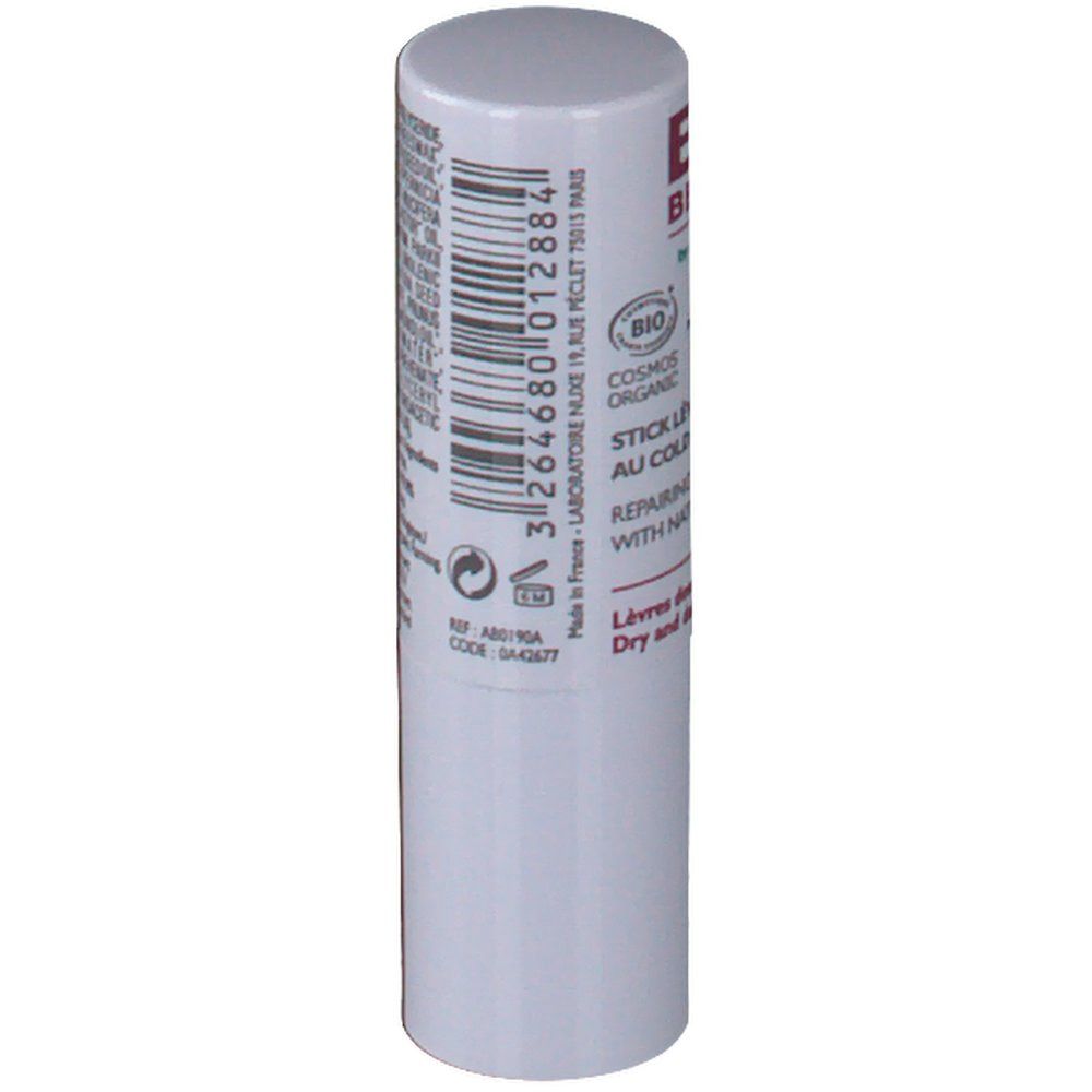 Stick lèvres. Tube blanc avec code-barres et texte. Inscription: BIO BEAUTÉ by NUXE, Stick Lèvres Réparateur, Fabriqué en France.