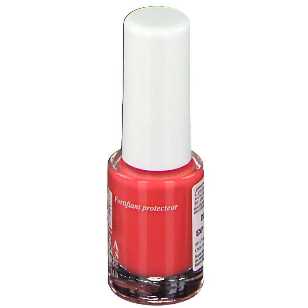 Flacon de vernis à ongles rose avec bouchon blanc. Inscription: eye CARE cosmetics. Étiquette avec informations produit.