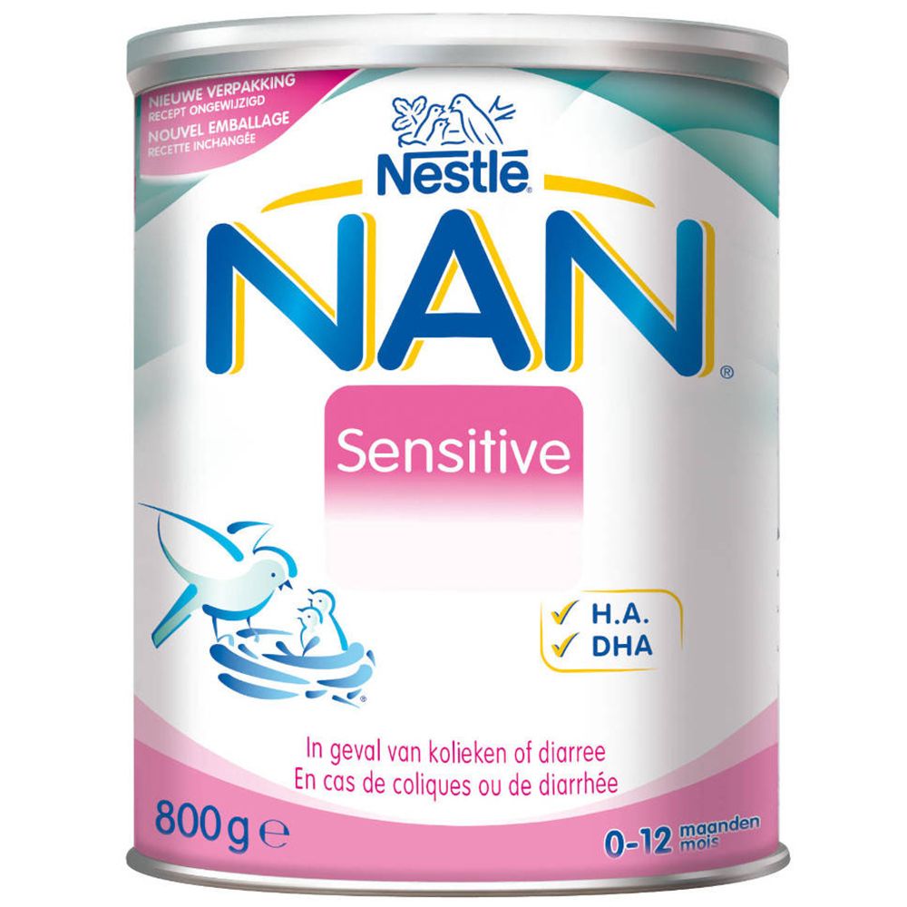 Boîte Nestlé NAN Sensitive. Logo bleu, texte rose. Signes H.A. et DHA. 800g. Pour coliques ou diarrhées. 0-12 mois.