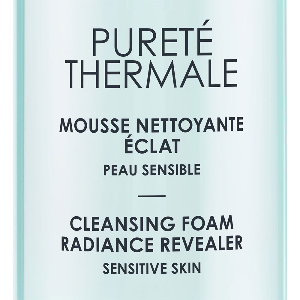 Gros plan sur le nom du produit : Pureté Thermale, Mousse Nettoyante Éclat, Peau Sensible.