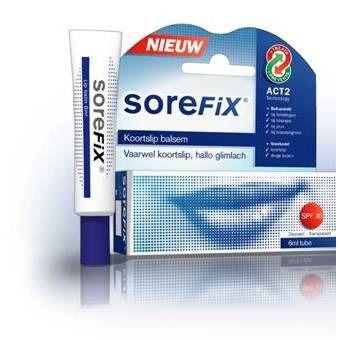 Tube blanche et emballage avec le nom du produit Sorefix. L'emballage porte la mention "NIEUW" et un point rouge avec "SPF 30".