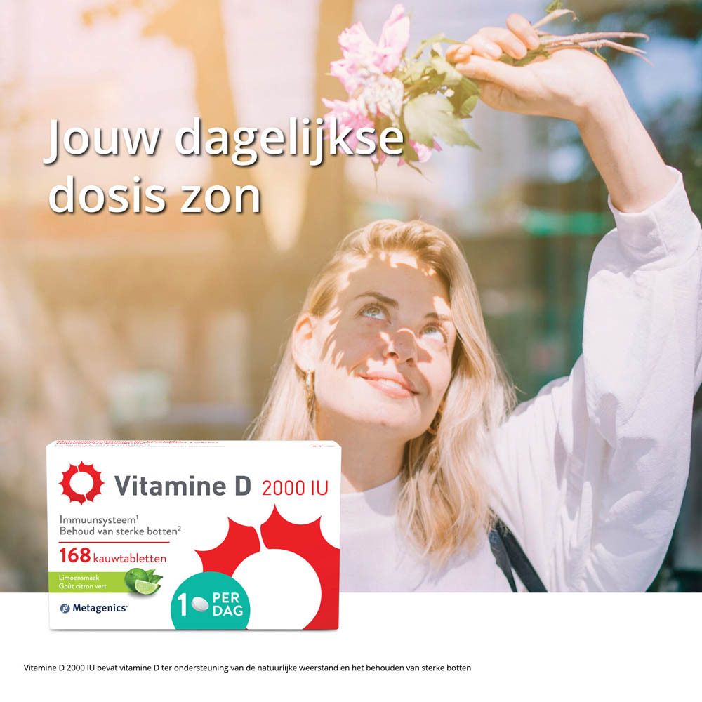 Femme tenant des fleurs et une boîte de Vitamine D 2000 UI. Texte en néerlandais.
