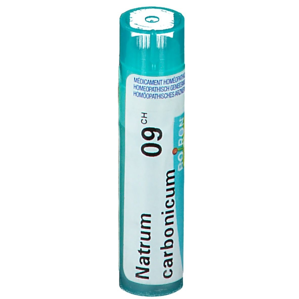 Cilindrische tube met witte en turquoise etiketten. Opschrift: Natrum carbonicum 9CH, Boiron.