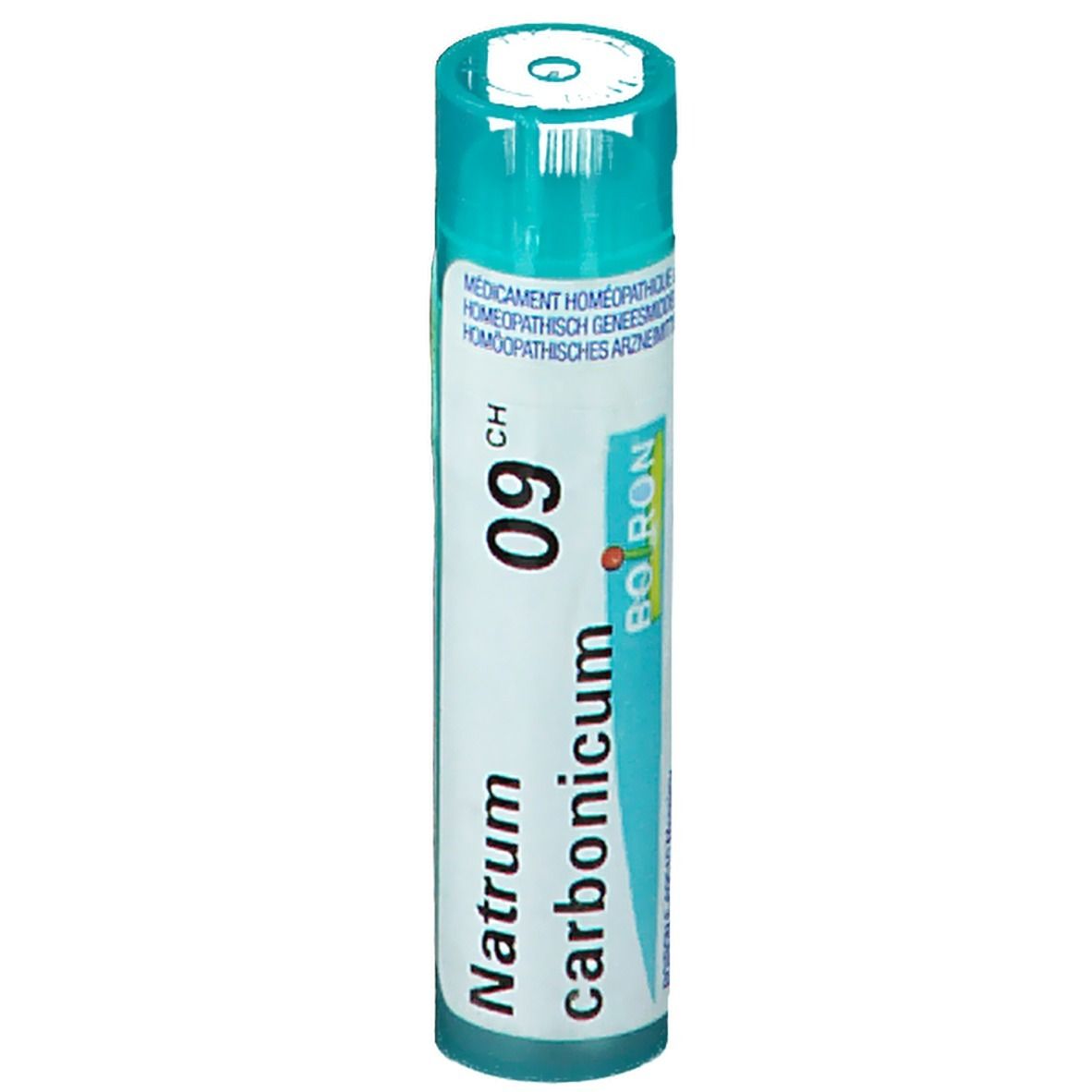 Cilindrische tube met witte en turquoise etiketten. Opschrift: Natrum carbonicum 9CH, Boiron.