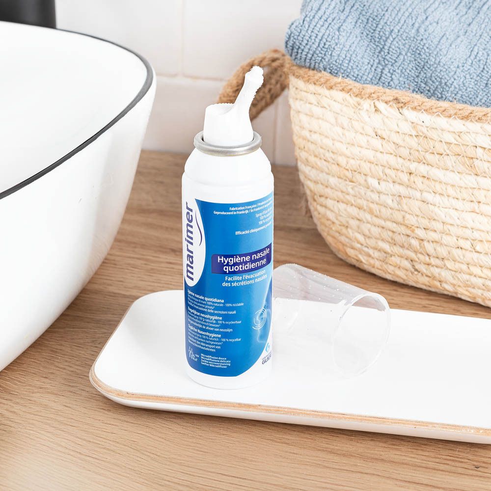 Flacon de spray nasal blanc avec embout blanc et étiquette bleue. Marque : Marimer. Texte : Hygiène nasale quotidienne.