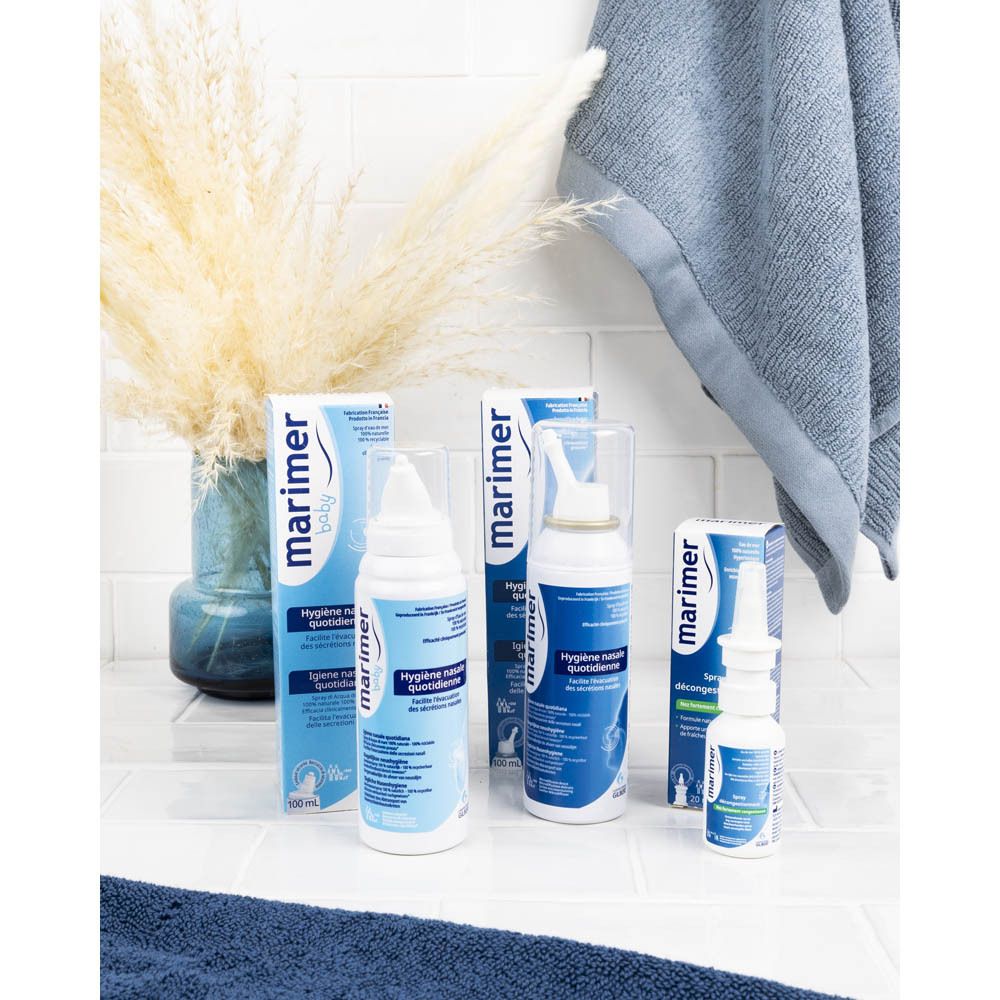 Flacon de spray nasal blanc avec embout blanc et étiquette bleue. Marque : Marimer. Texte : Hygiène nasale quotidienne.
