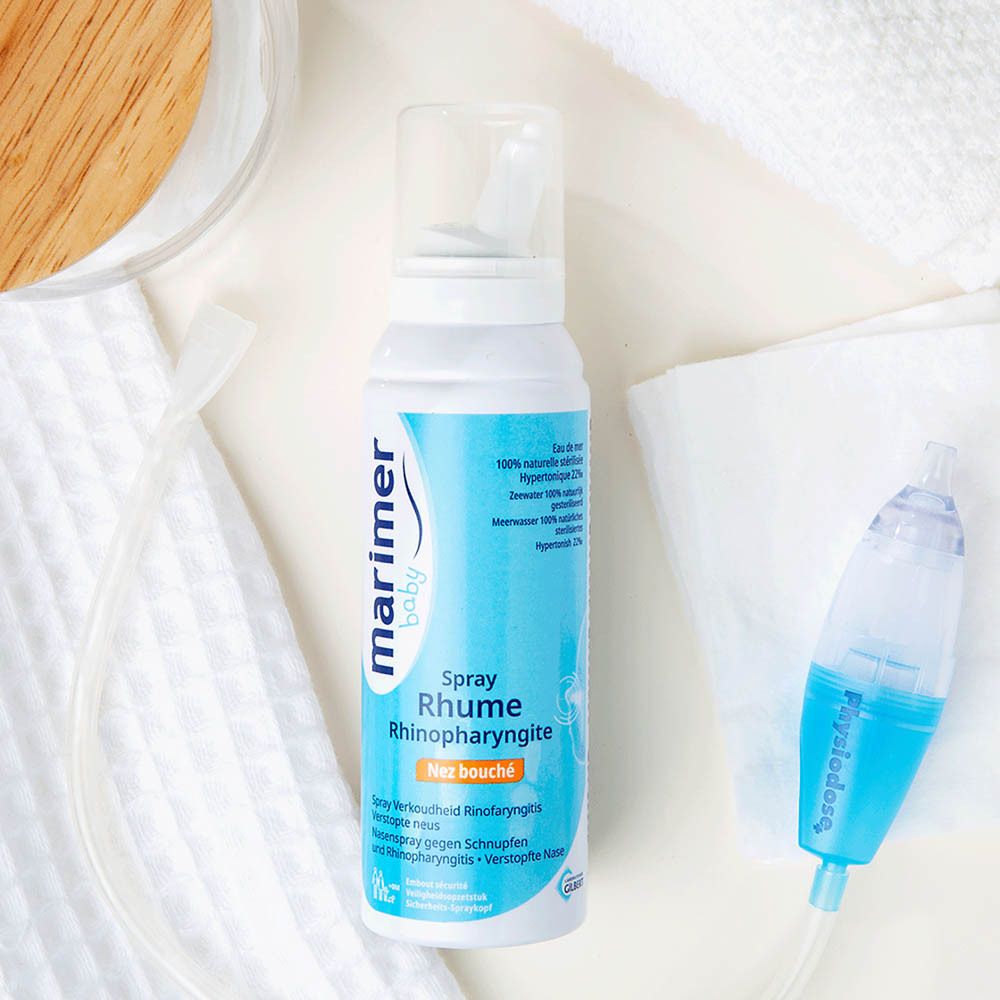 Flacon de spray nasal blanc avec embout. Étiquettes bleues avec informations et logo du produit. 100 ml.