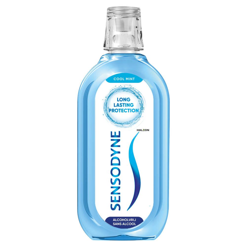 Bain de bouche Sensodyne bleu, bouchon blanc. Inscriptions: Cool Mint, Long Lasting Protection, Sensodyne. Sans alcool.