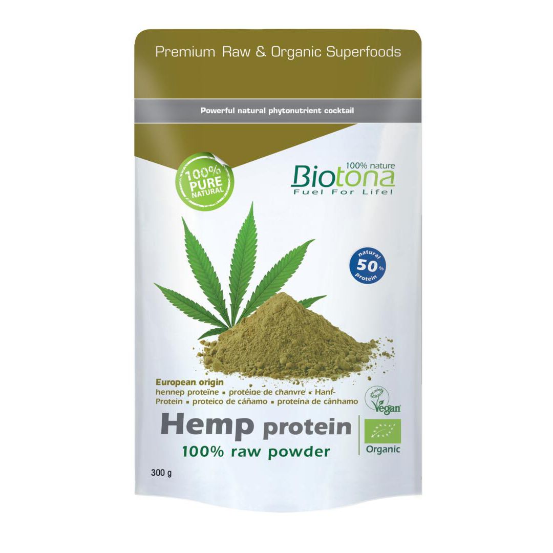 Sachet de poudre de protéine de chanvre. Marque Biotona. Inscriptions : 100% Pure Natural, 50% protéine, Organic. Vert et blanc.
