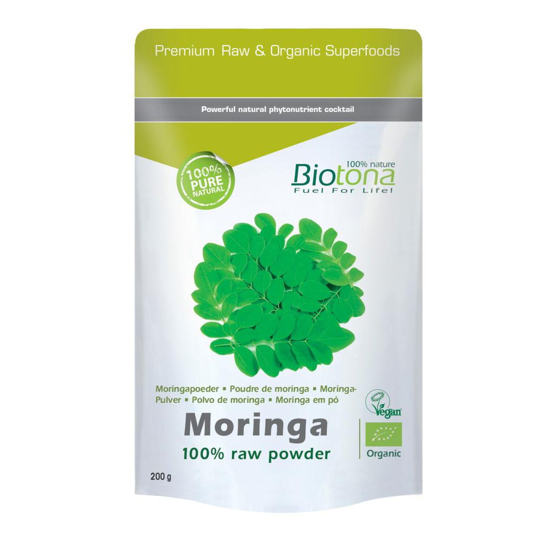 Zakje groene moringapoeder. Opschrift: Biotona, 100% puur natuurlijk, Premium Raw & Organic Superfoods. Vegan-keurmerk, bio-keurmerk.