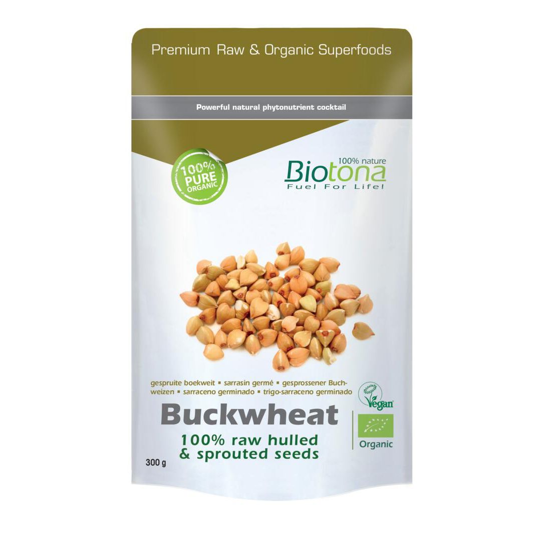 Zakje boekweitzaad. Opschrift: Biotona, 100% Pure Organic, 100% raw hulled & sprouted seeds. Vegan-zegel, 300g.