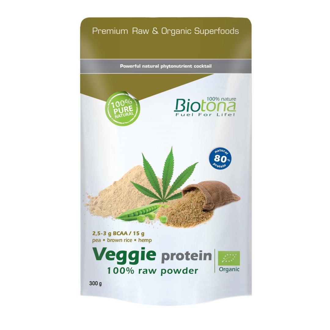 Zakje Biotona Veggie Protein. Groen-witte verpakking met productnaam en logo. Toont henneptak, erwten en poeder.