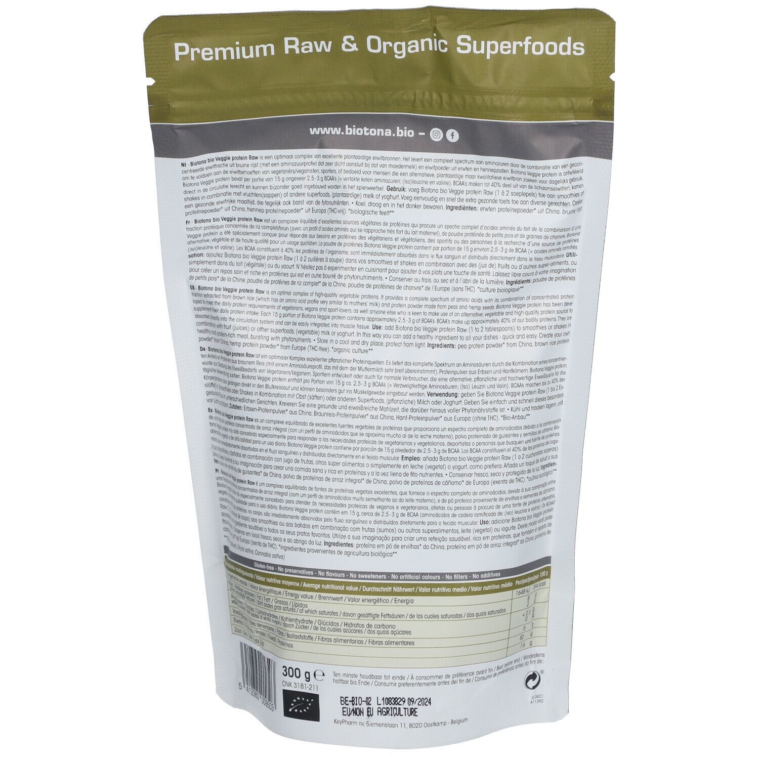 Achterkant van de Biotona Veggie Protein verpakking. Tekst in meerdere talen. Bevat informatie over het product en ingrediënten.