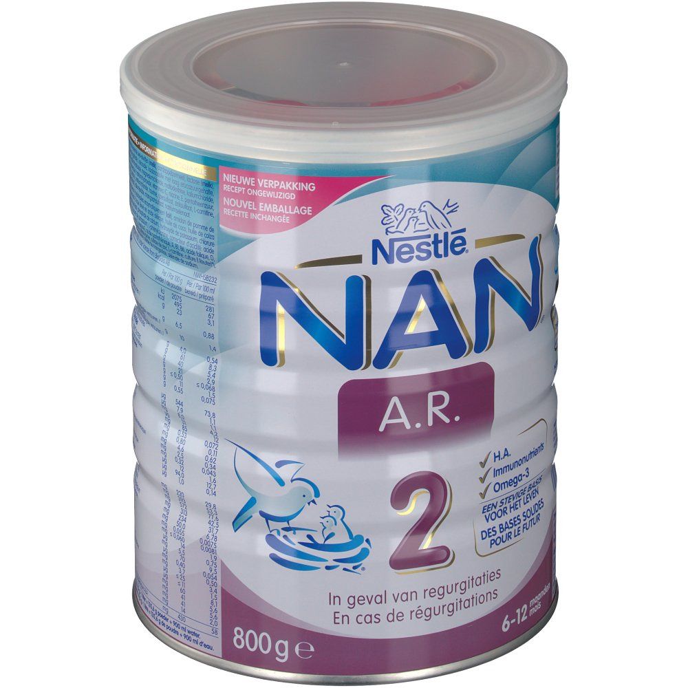 Boîte Nestlé NAN A.R. 2. Boîte bleue et blanche avec nom et logo du produit. 800g. Pour enfants de 6-12 mois. Contre les régurgitations.