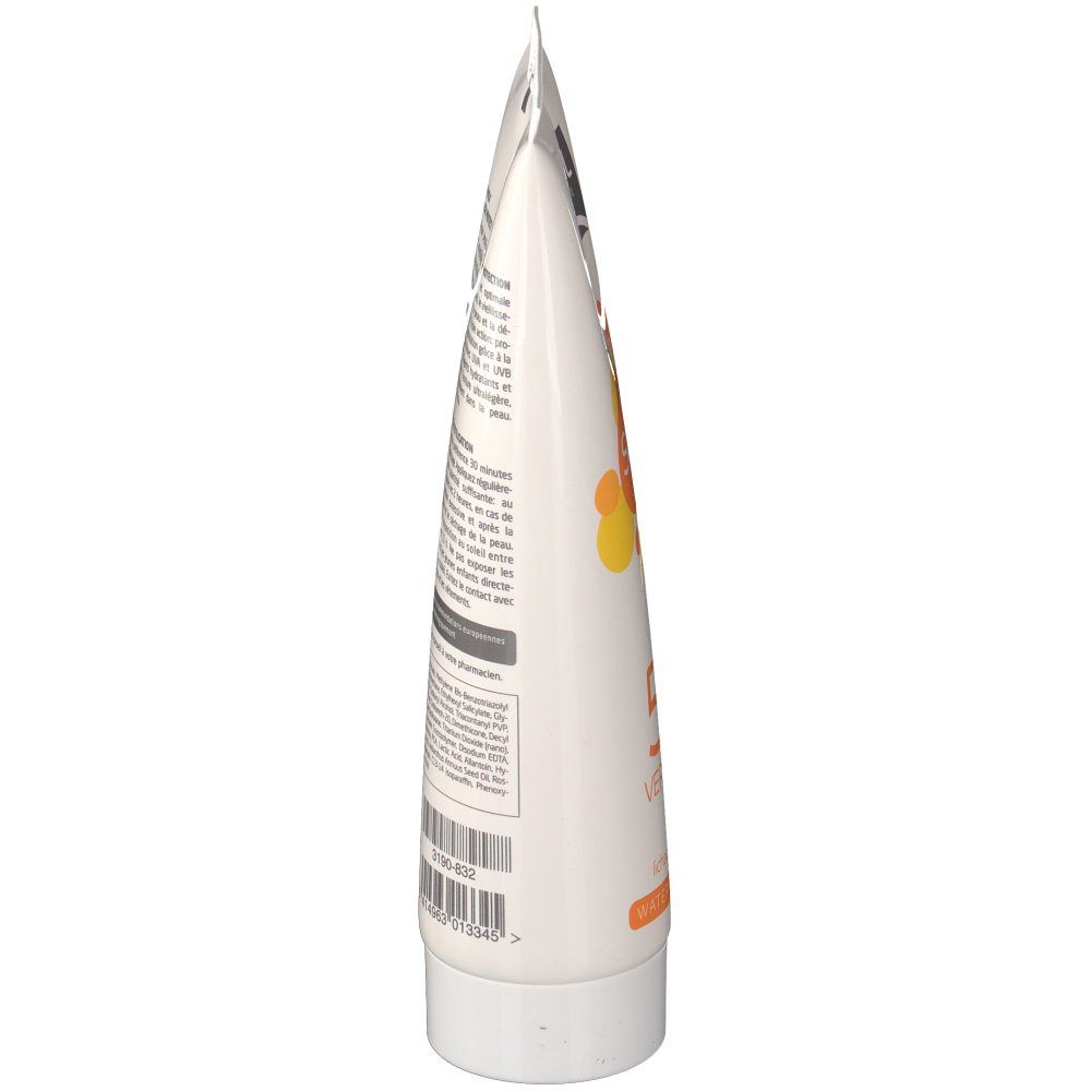 Vue latérale du tube Bodysol Sunmilk. Blanc, avec texte et éléments graphiques orange. Bouchon blanc.