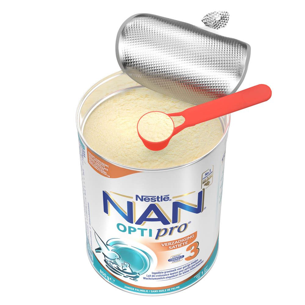 Boîte Nestlé NAN Optipro 3 ouverte avec cuillère doseuse. Poudre visible.
