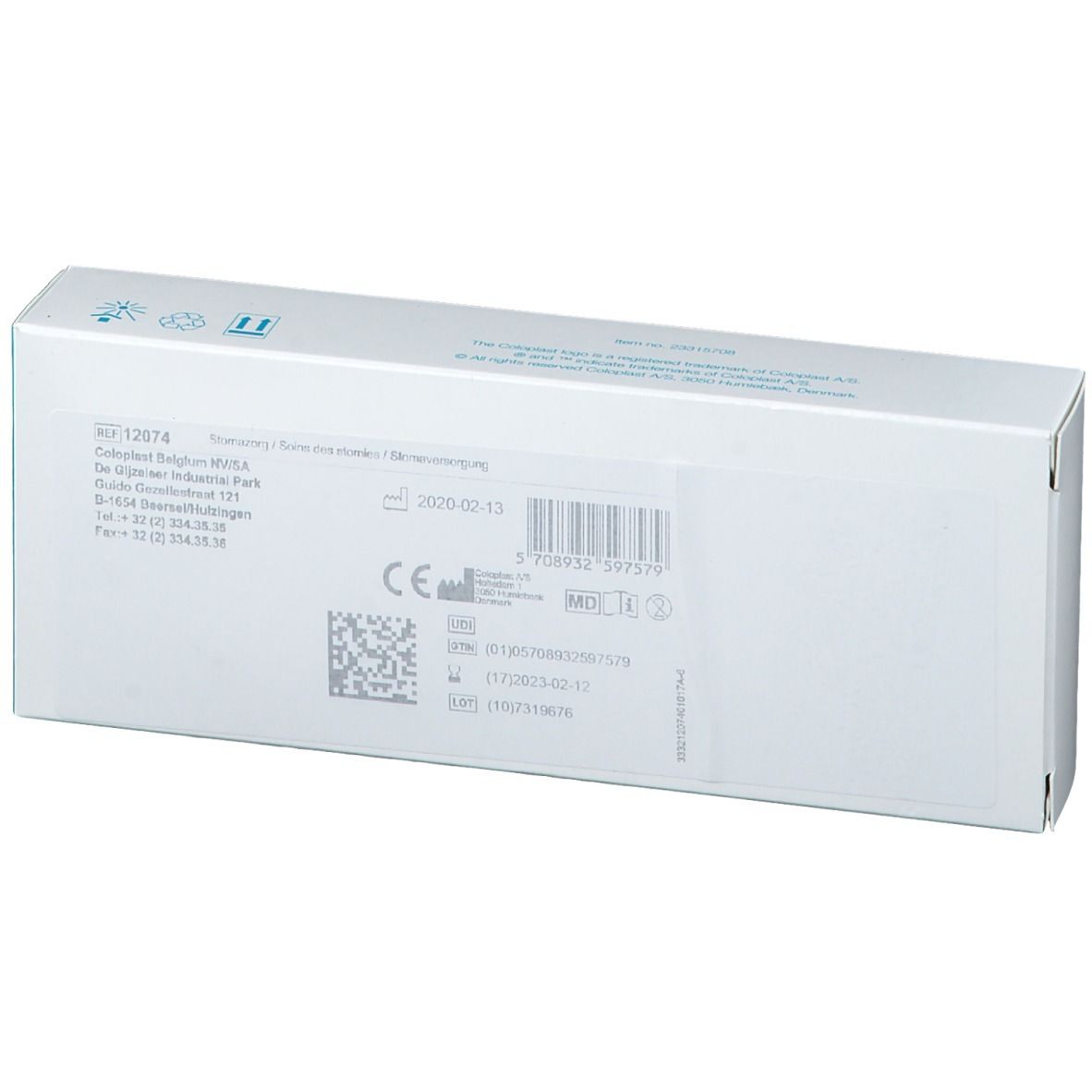 Boîte rectangulaire blanche avec coin bleu. Informations produit, code-barres et marquage CE imprimés.