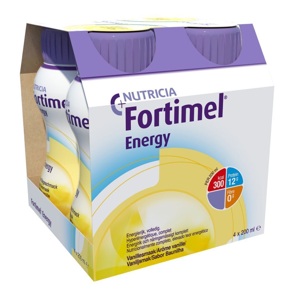 Verpakking met vier flessen. Opschrift: Fortimel Energy, Vanille. Flessen met paarse doppen. In kartonnen verpakking.