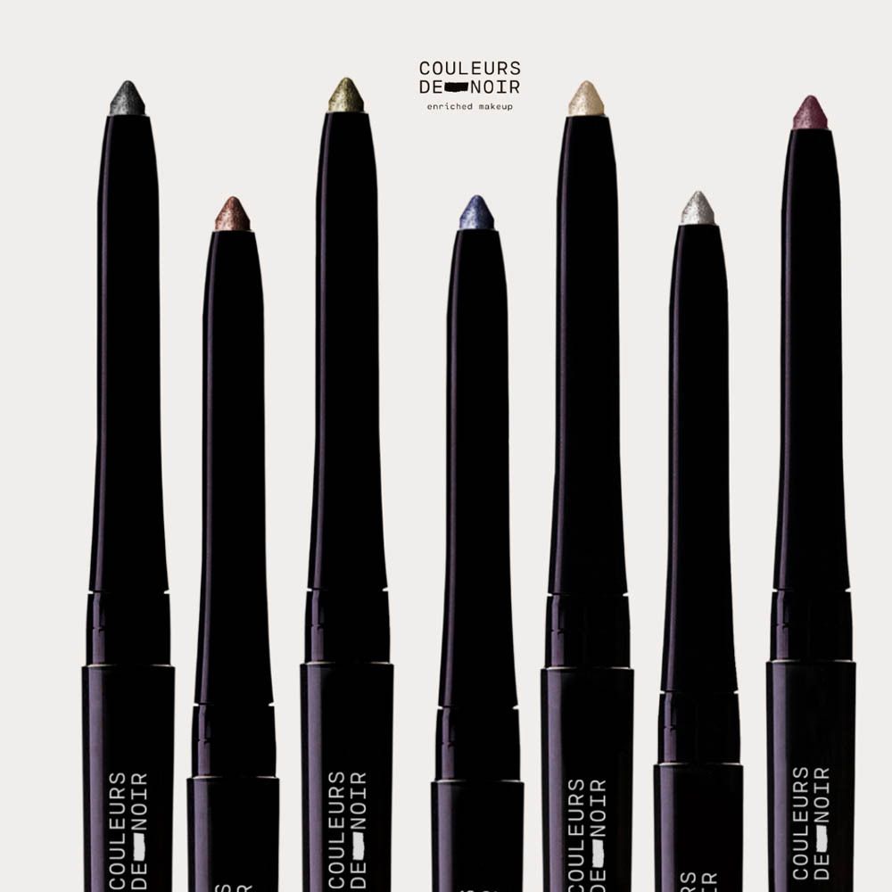 Plusieurs crayons eyeliner noirs avec pointes colorées.