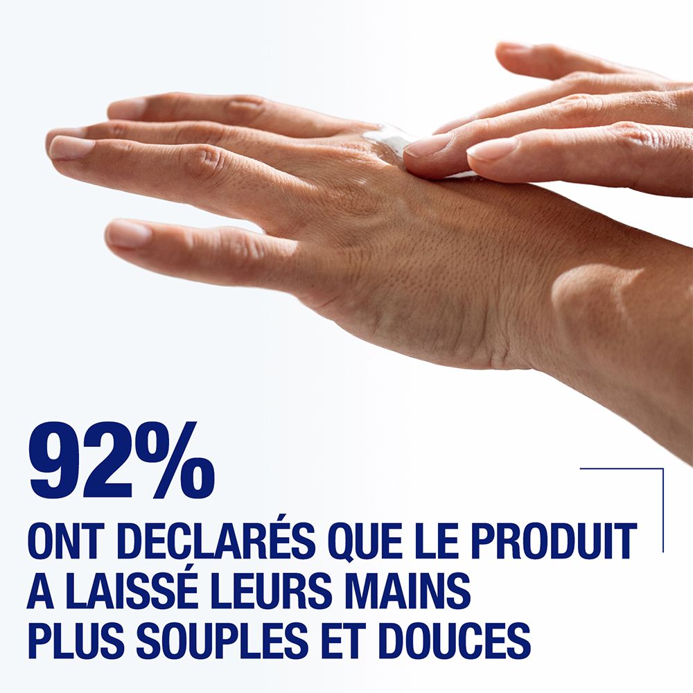 Mains appliquant de la crème. Texte: 92% ont déclaré que le produit a laissé leurs mains plus souples et douces.