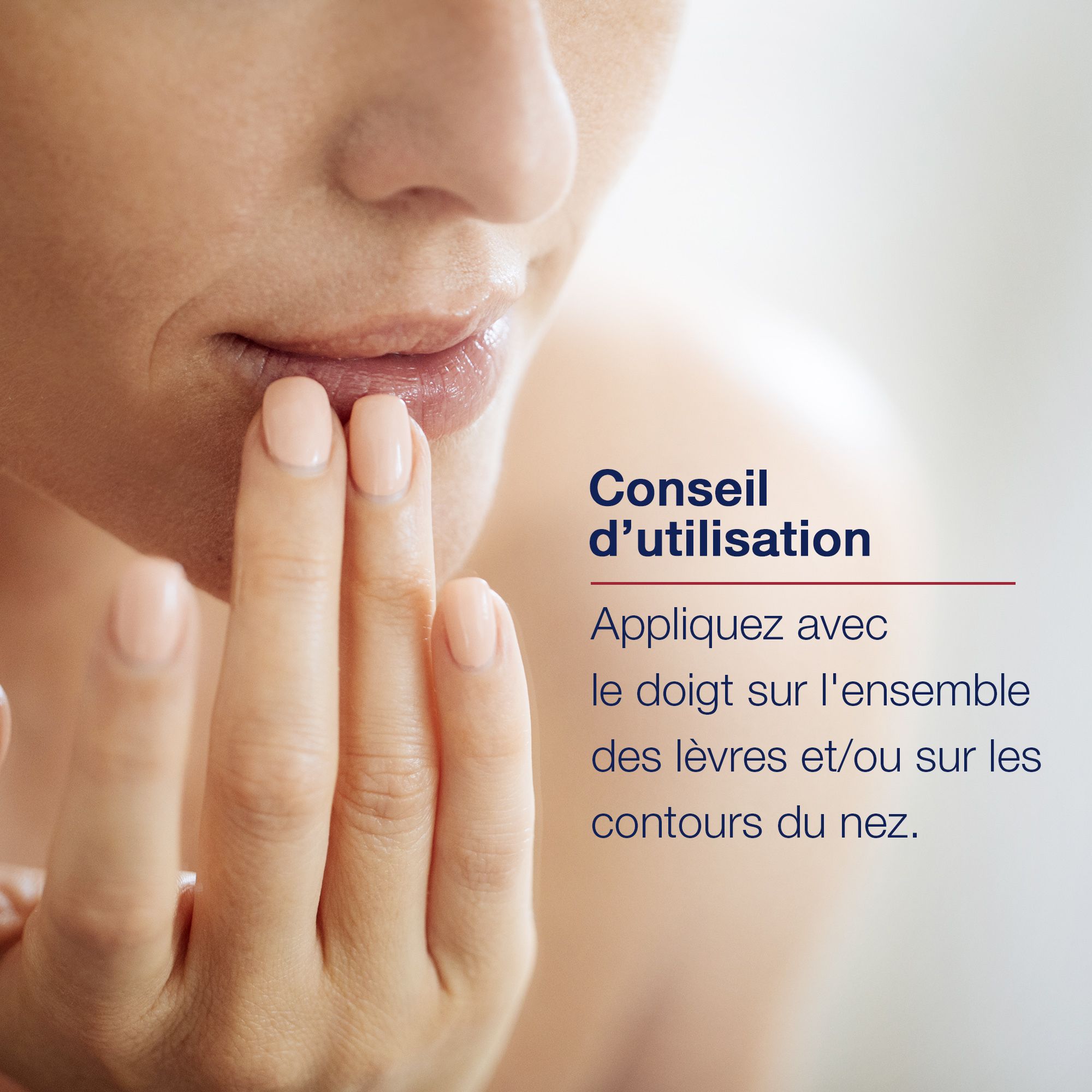 Femme appliquant du baume sur les lèvres. Texte : Appliquer avec le doigt sur les lèvres et/ou le contour du nez.