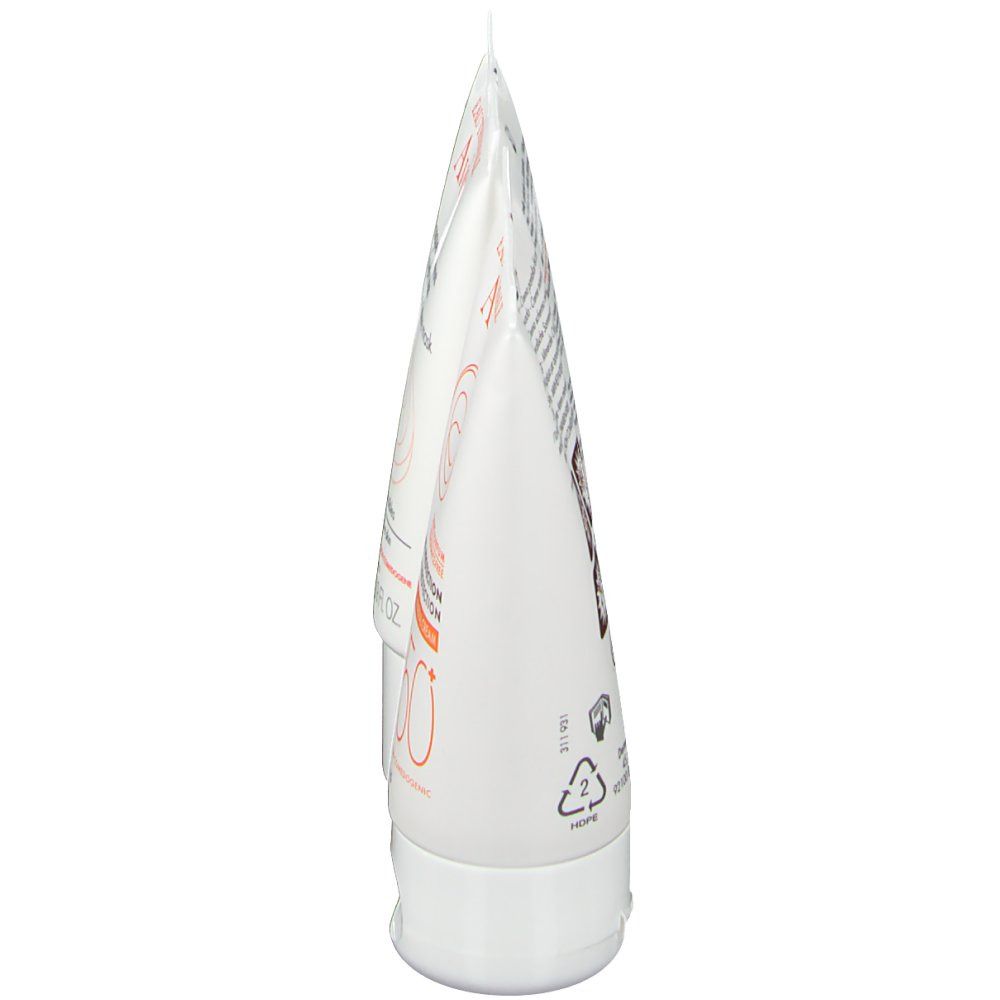 Vue latérale d'un tube de crème Avène. Blanc, avec texte et bouchon à vis blanc.