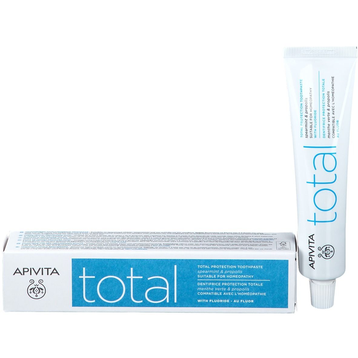 Zahncreme-Tube und Schachtel. Tube weiß mit blauem Schriftzug "total" und "Apivita". Schachtel weiß/blau mit Text.
