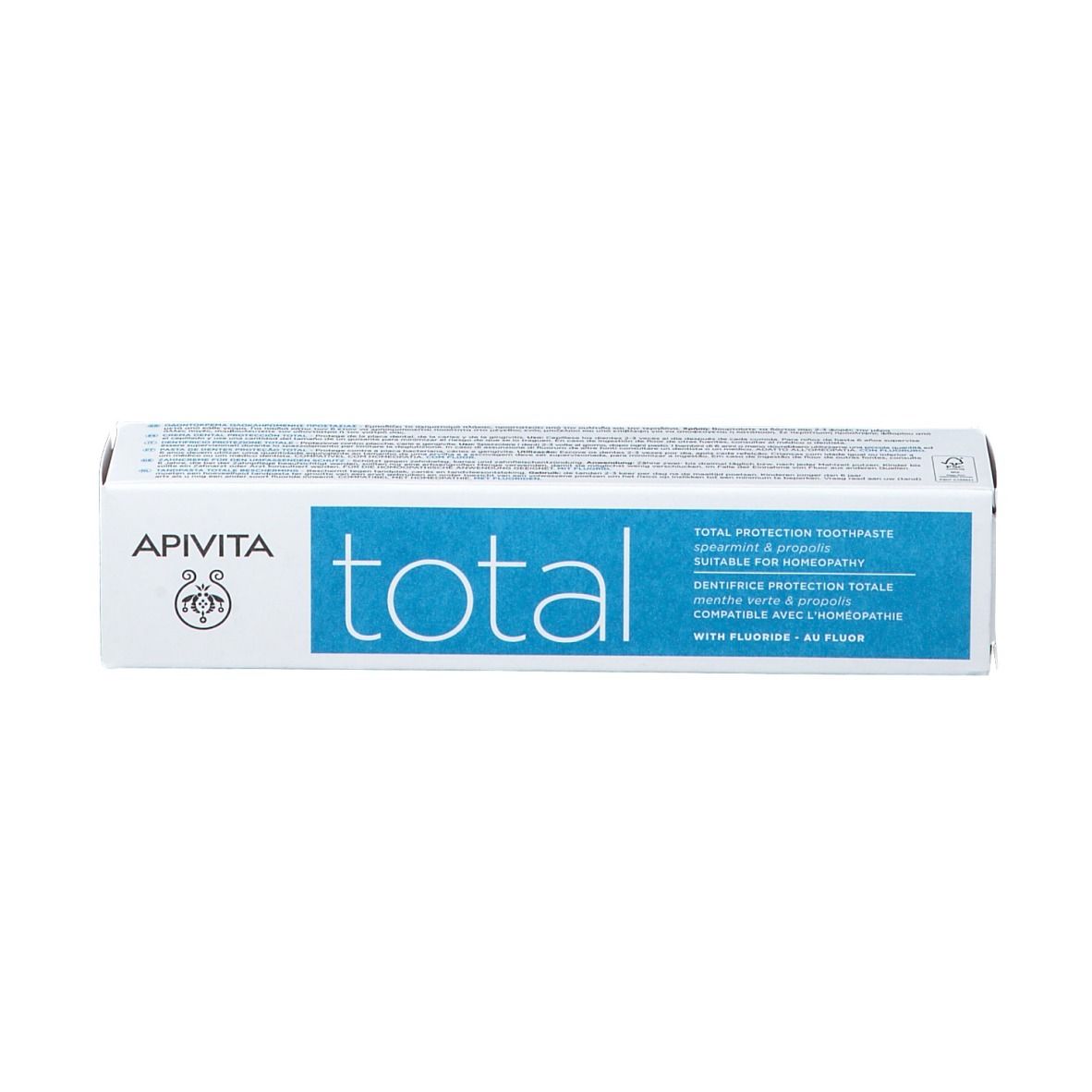 Weiße Schachtel mit blauem Streifen. Aufschrift "total" und "Apivita". Text in mehreren Sprachen. Enthält Zahncreme.