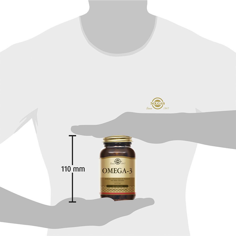 Person hält Flasche mit Omega-3. 110 mm Messung. Marke Solgar.