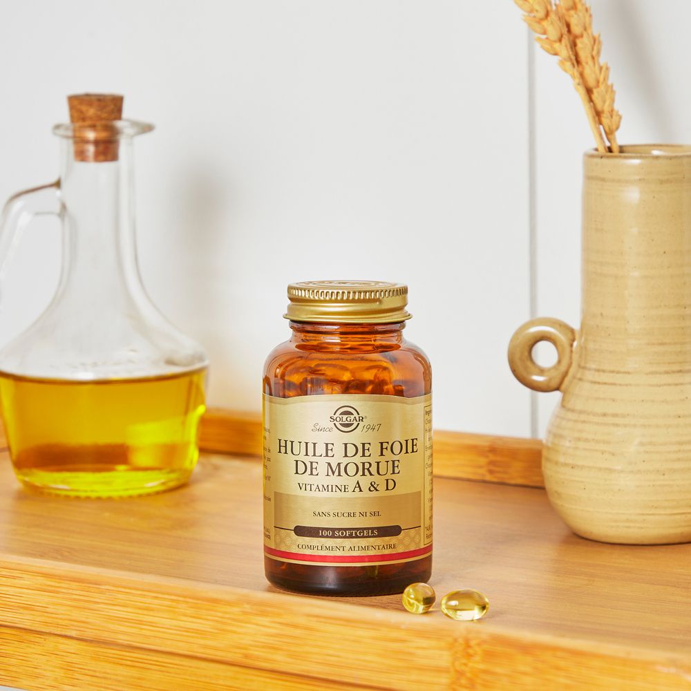Braune Glasflasche mit Kapseln. Aufschrift: Huile de Foie de Morue, Vitamine A & D. Korkenverschluss.