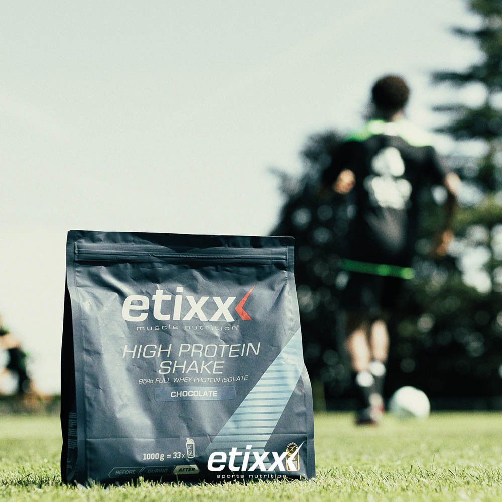 Personne avec Etixx High Protein Shake Vanille. Texte sur la construction et la récupération musculaire.