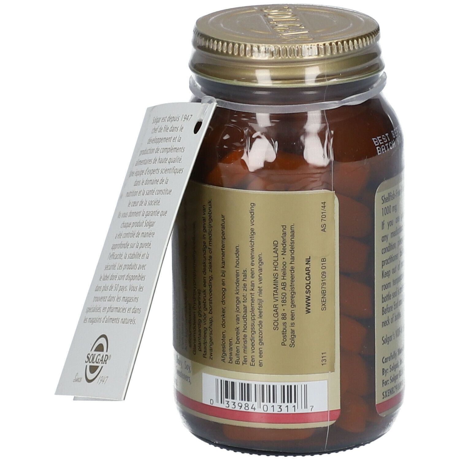 Rückansicht einer braunen Glasflasche mit goldenem Deckel. Etikett mit Informationen und Barcode. Anhänger mit Text.