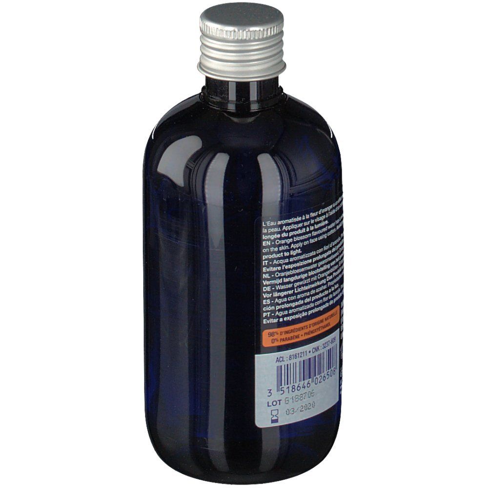 Blaue Flasche mit silbernem Deckel. Rückseite mit Text und Barcode. Aufschrift: LAINO, Eau de Fleur d'Oranger.