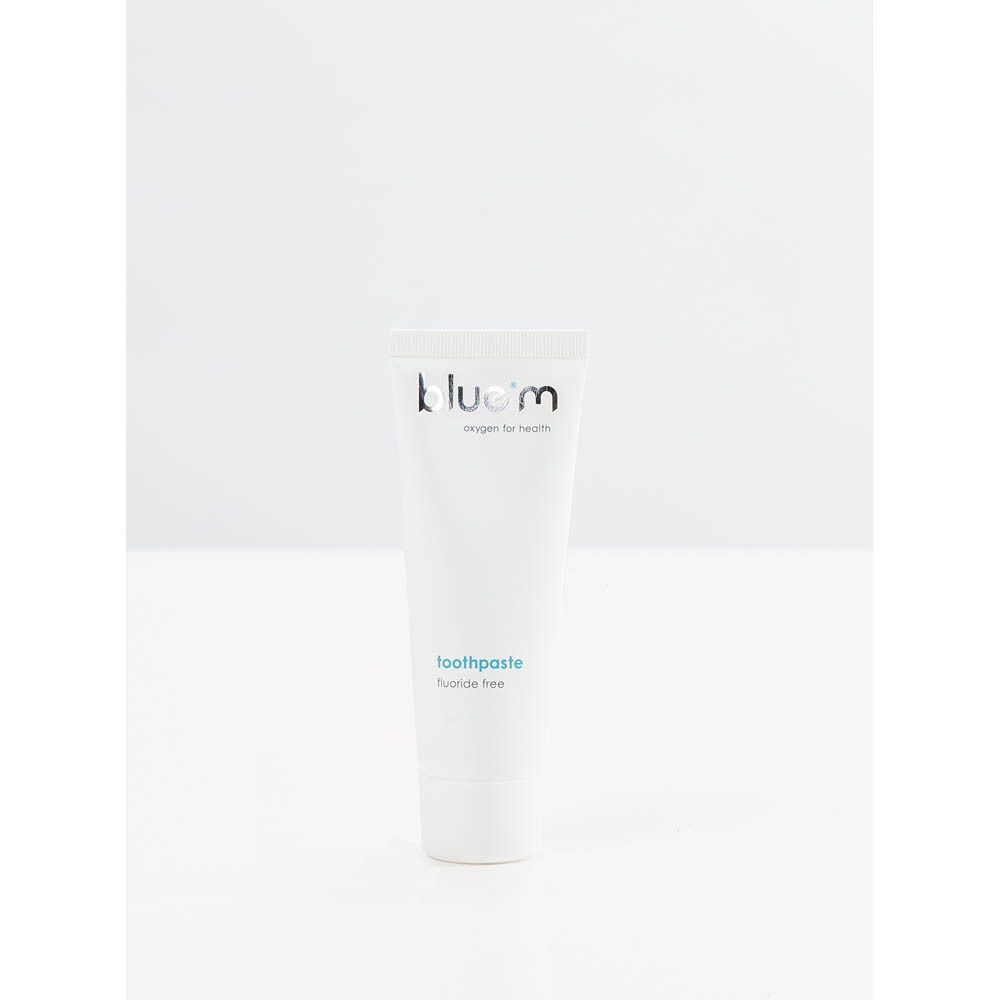 Tube de dentifrice. Inscription: bluem, dentifrice, sans fluor. Oxygène pour la santé.