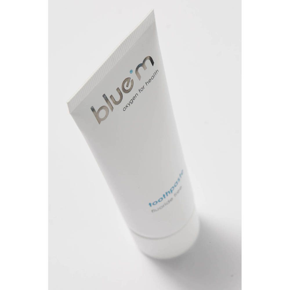 Tube de dentifrice. Inscription: bluem, oxygène pour la santé. Vue perspective.