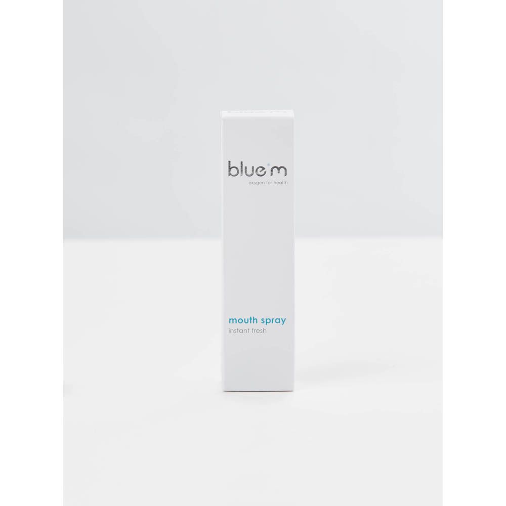 Emballage blanc avec inscription : bluem, mouth spray, instant fresh.