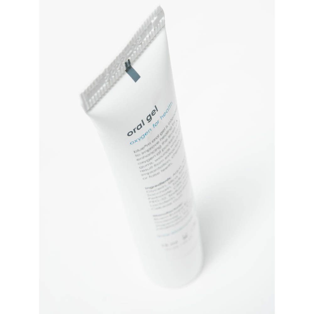 Tube blanc incliné avec logo "bluem" bleu et texte "oral gel". Le texte "oxygen for health" est visible.