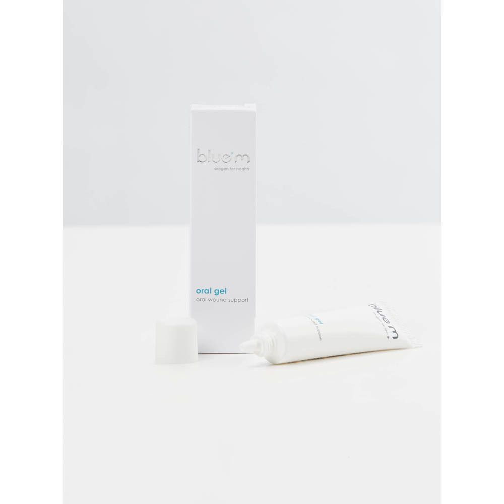 Tube et boîte blancs avec logo "bluem" bleu et texte "oral gel". Le bouchon du tube est retiré.